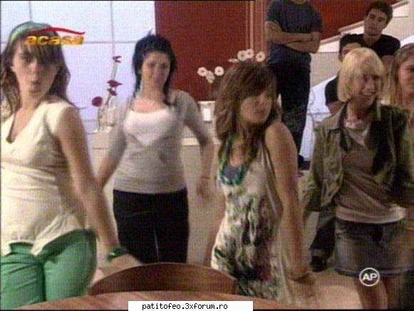POZE - anto dansand con sus amigas - BRENDA ASNICAR
